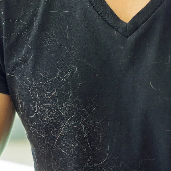 Ropa negra llena de pelo.