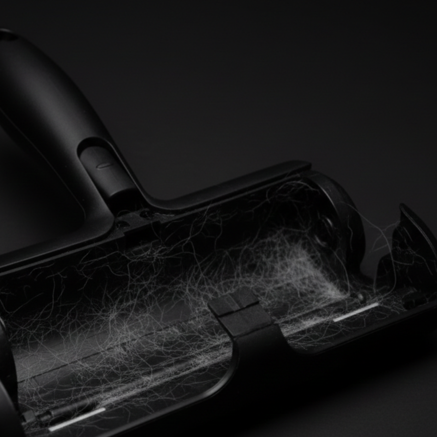 Imagen del compartimiento interno para capturar pelos del producto rodillo removedor de pelos Sheddo en negro en  fondo negro.